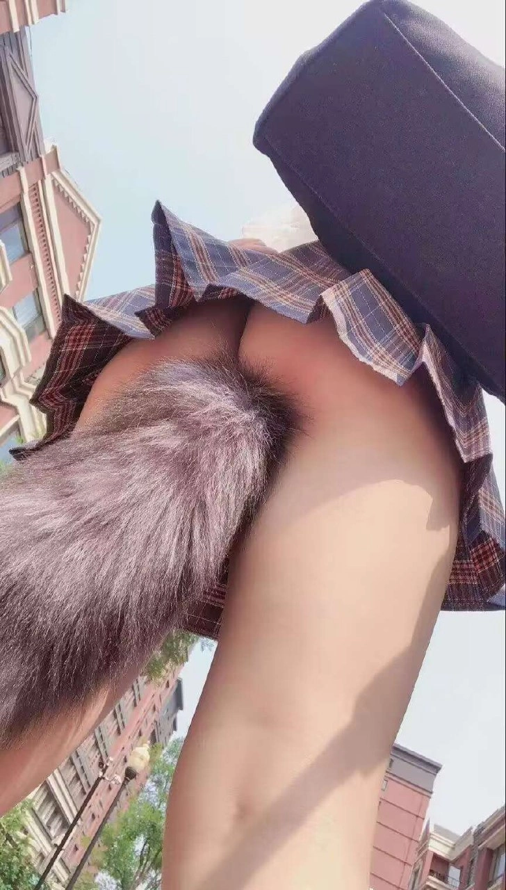 女人穿着一件毛皮的裙子和一根毛皮的尾巴。