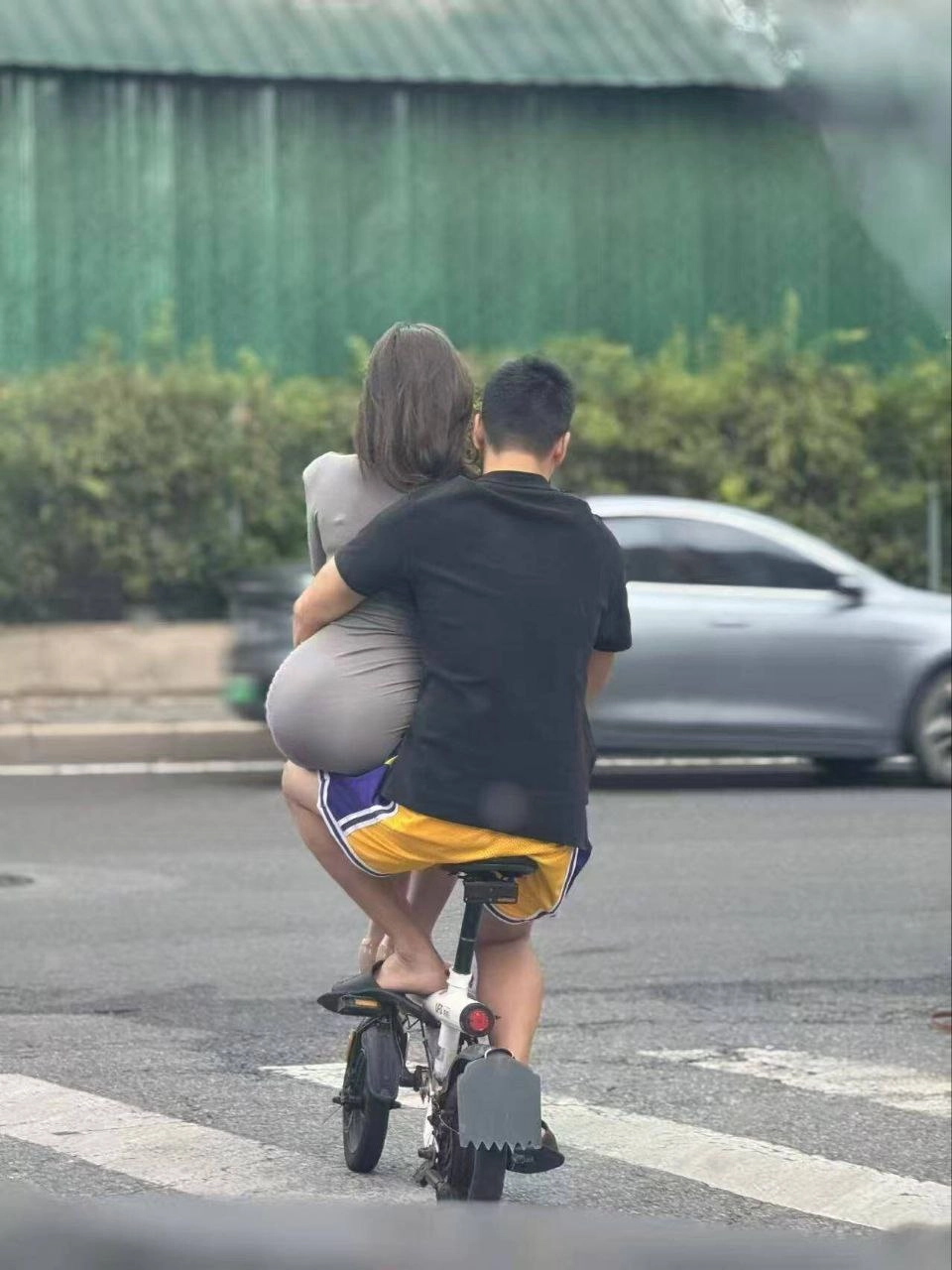 男人和女人一起骑自行车。