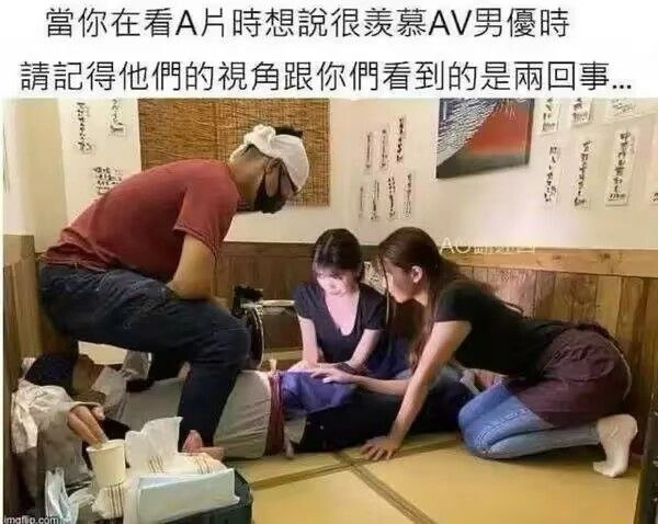 一群人聚集在躺在地板上的男人周围。