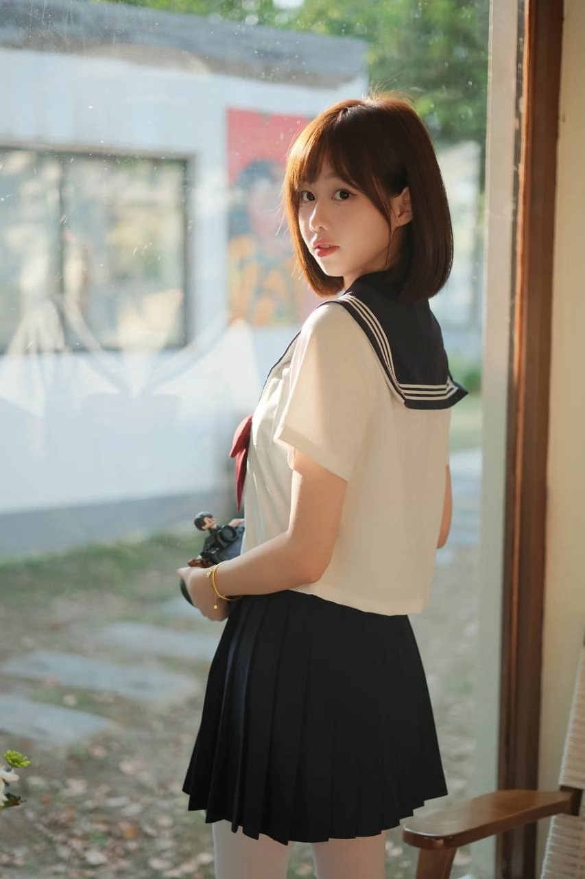 女人穿着蓝色和白色的水手帽。