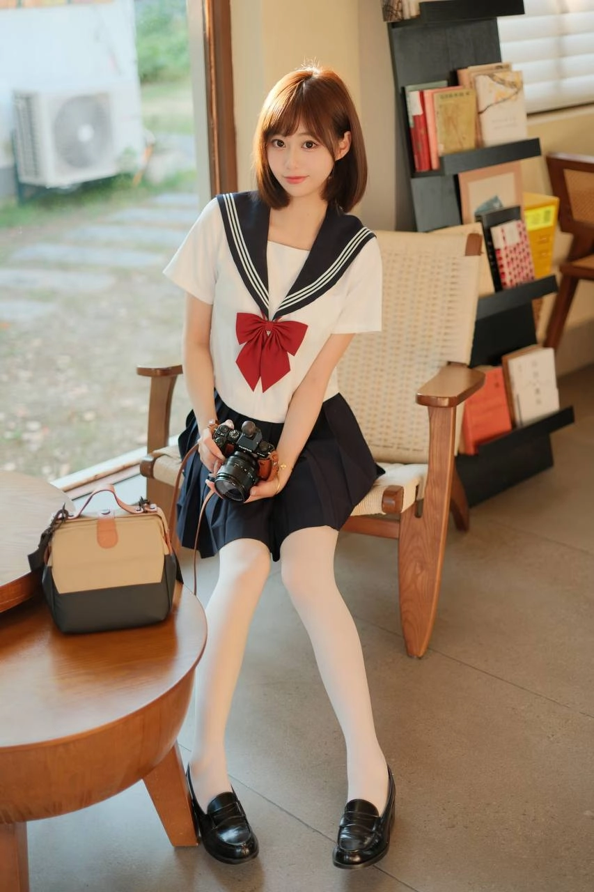 女人穿着蓝色和白色的水手帽。