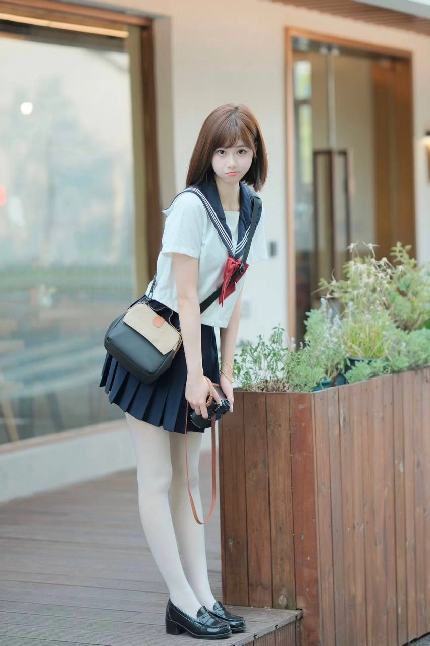 女人穿着蓝色和白色的水手帽。