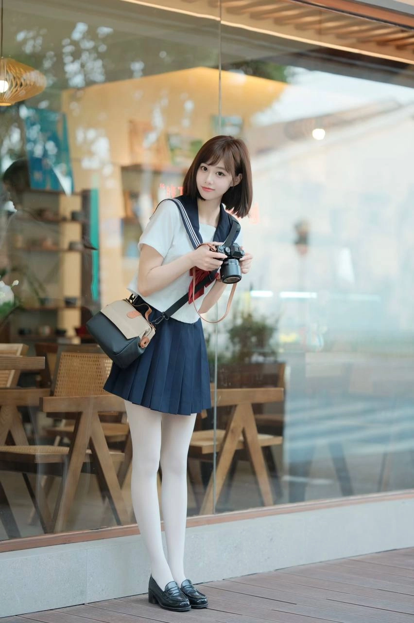 女人穿着蓝色和白色的水手帽。