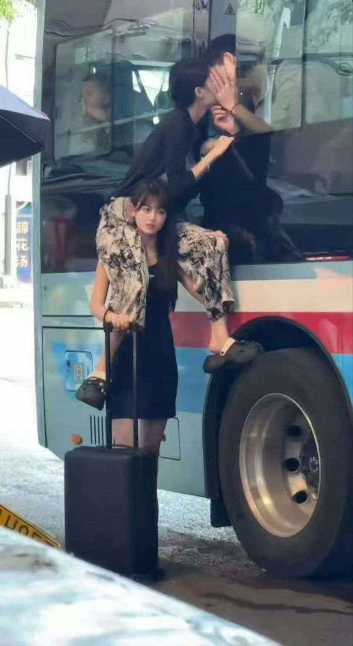 女人站在公交车上,她的腿围着另一个女人。