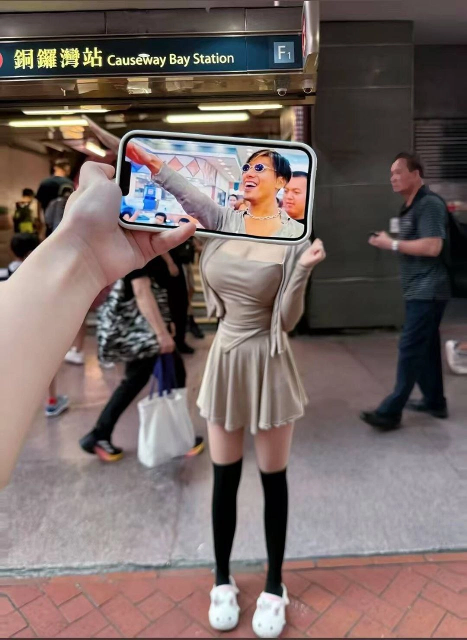 女人拿起手机来拍一张穿着裙子的女人。