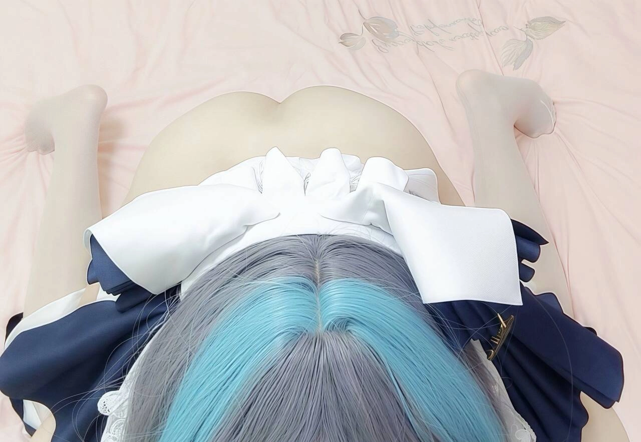 蓝头发的女人躺在床上。