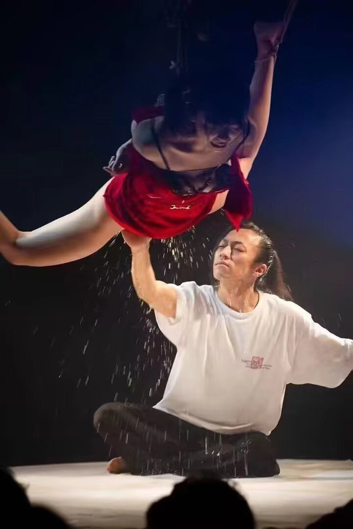 男人和一个女人在舞台上表演一个技巧。