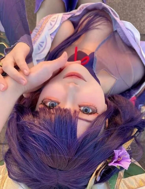 有紫色的头发和红色带的女人。