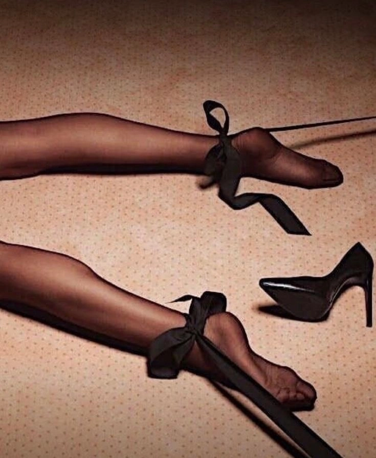 一对黑色高跟鞋,上面有黑色弓。
