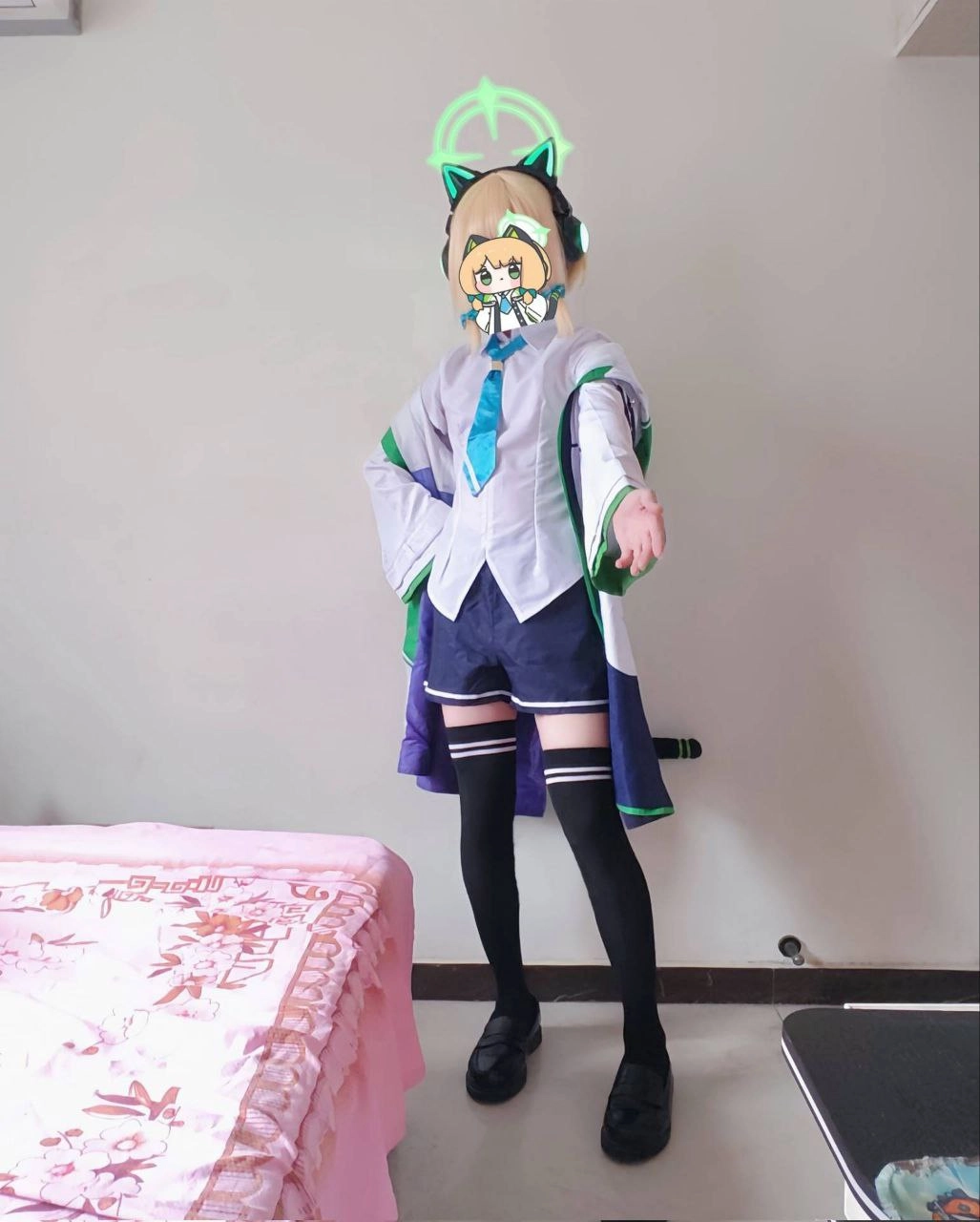 女人戴着一只猫面具,握着一只脚。