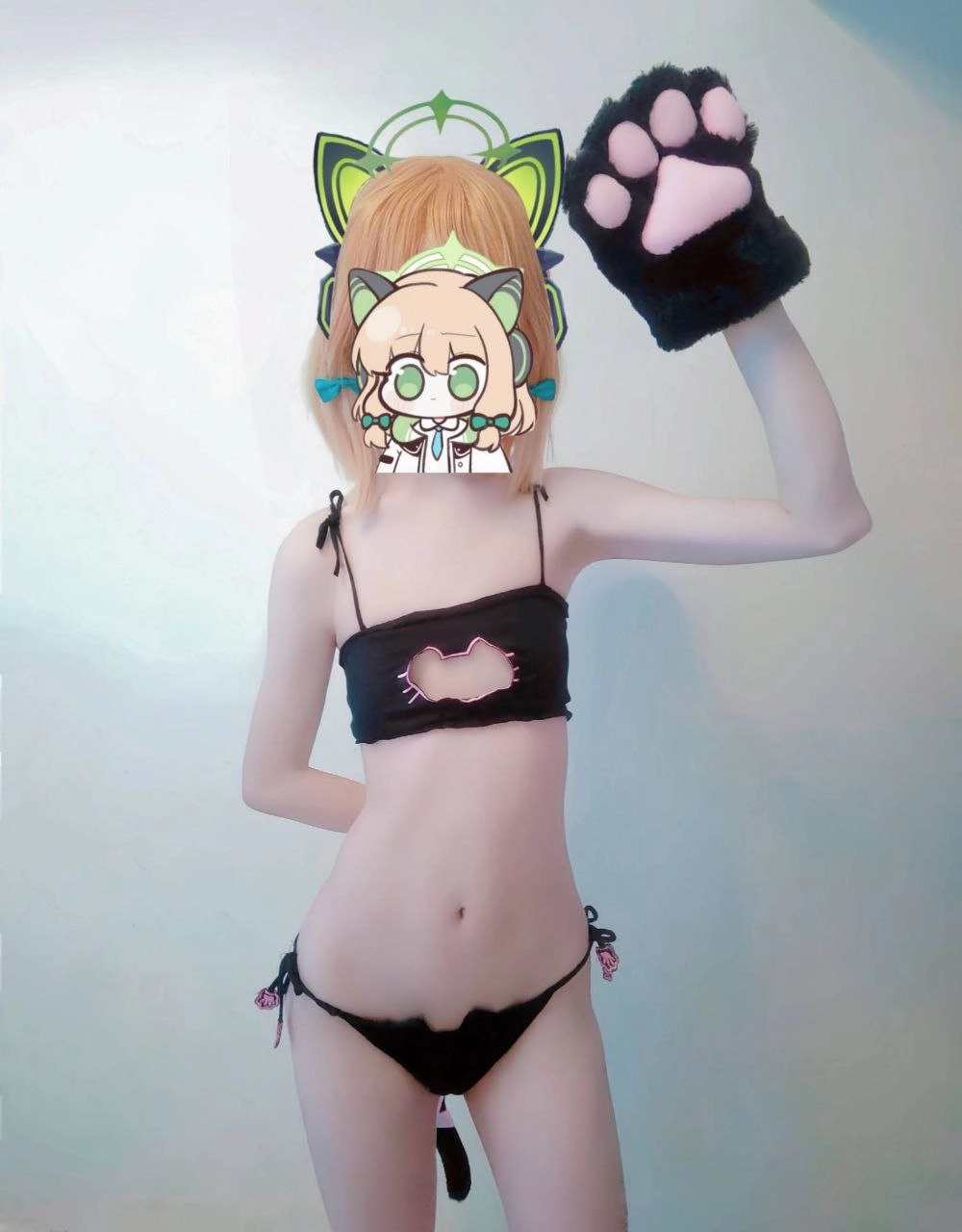 女人戴着一只猫面具,握着一只脚。