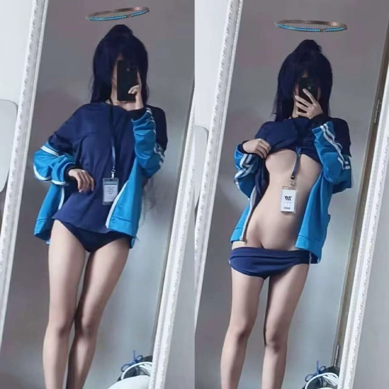 女人在镜子里拍自拍。