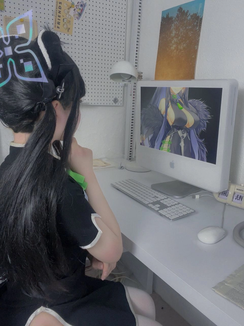 女孩坐在电脑屏幕前。