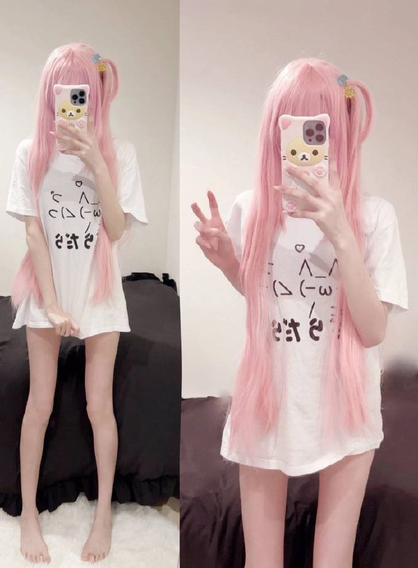 女孩带着一只猫在衬衫上拍自拍。