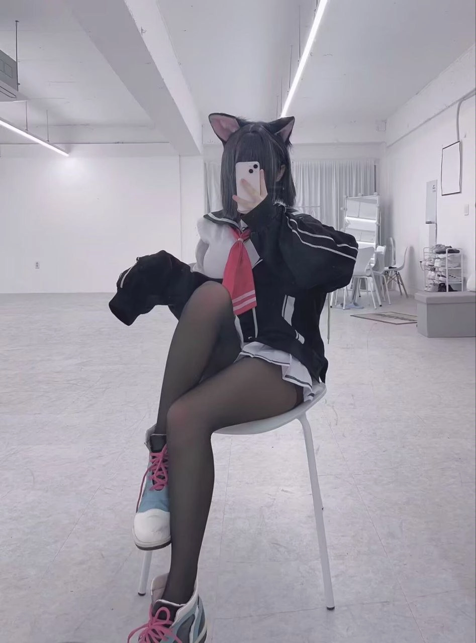 戴着猫耳朵和黑白夹克的女人拍了一张自拍。