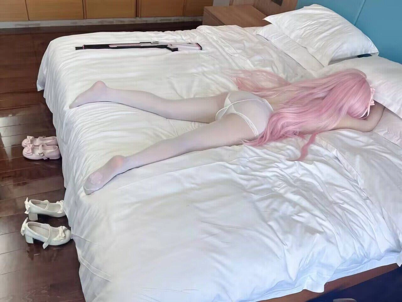 女人躺在一张带粉红毛的床上。