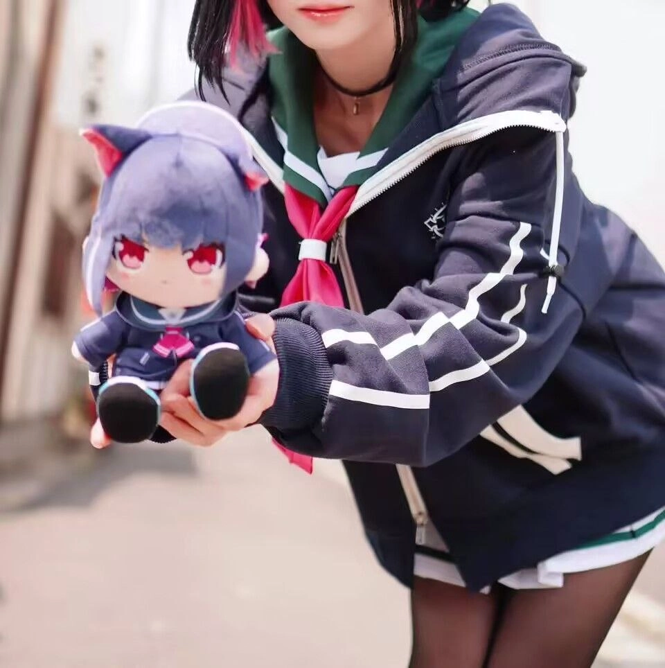 小女孩抱着一只动物。