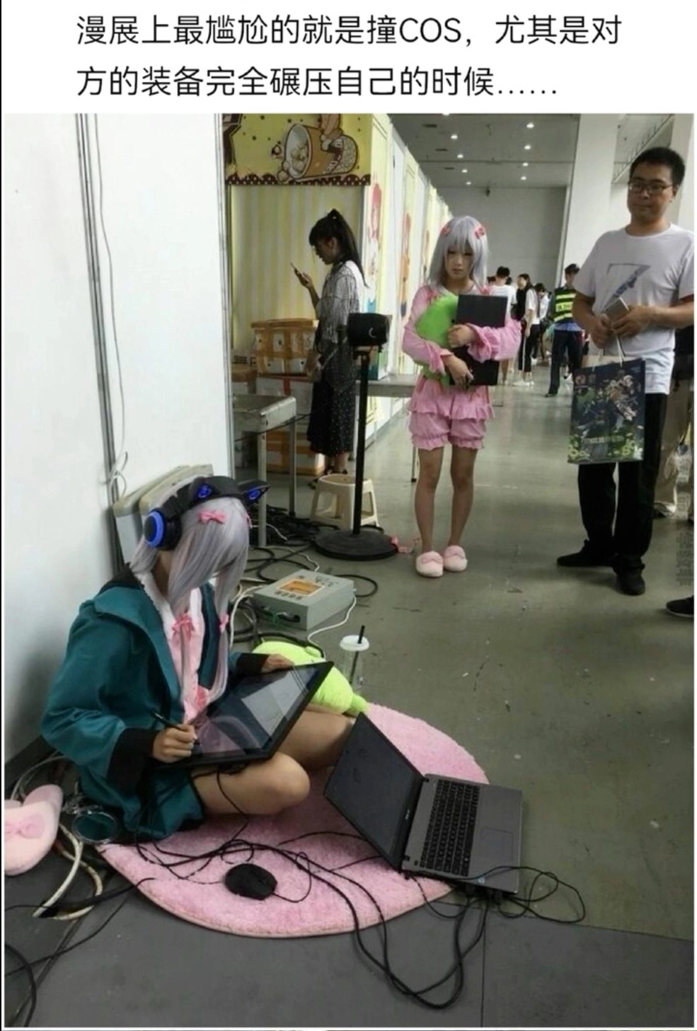 女人坐在地板上拿着一台笔记本电脑。