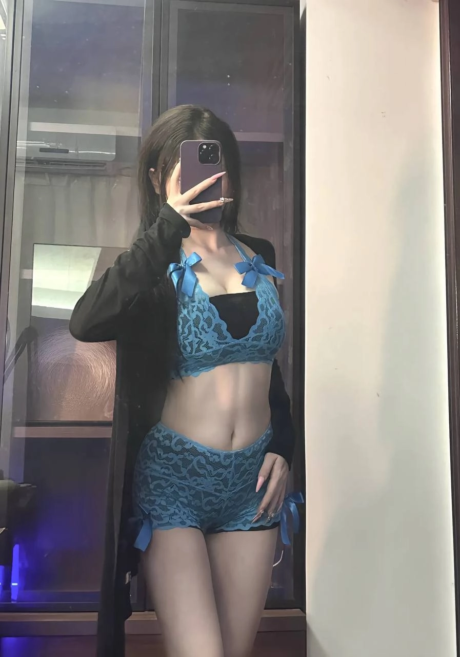 女人用蓝色比基尼拍自拍。