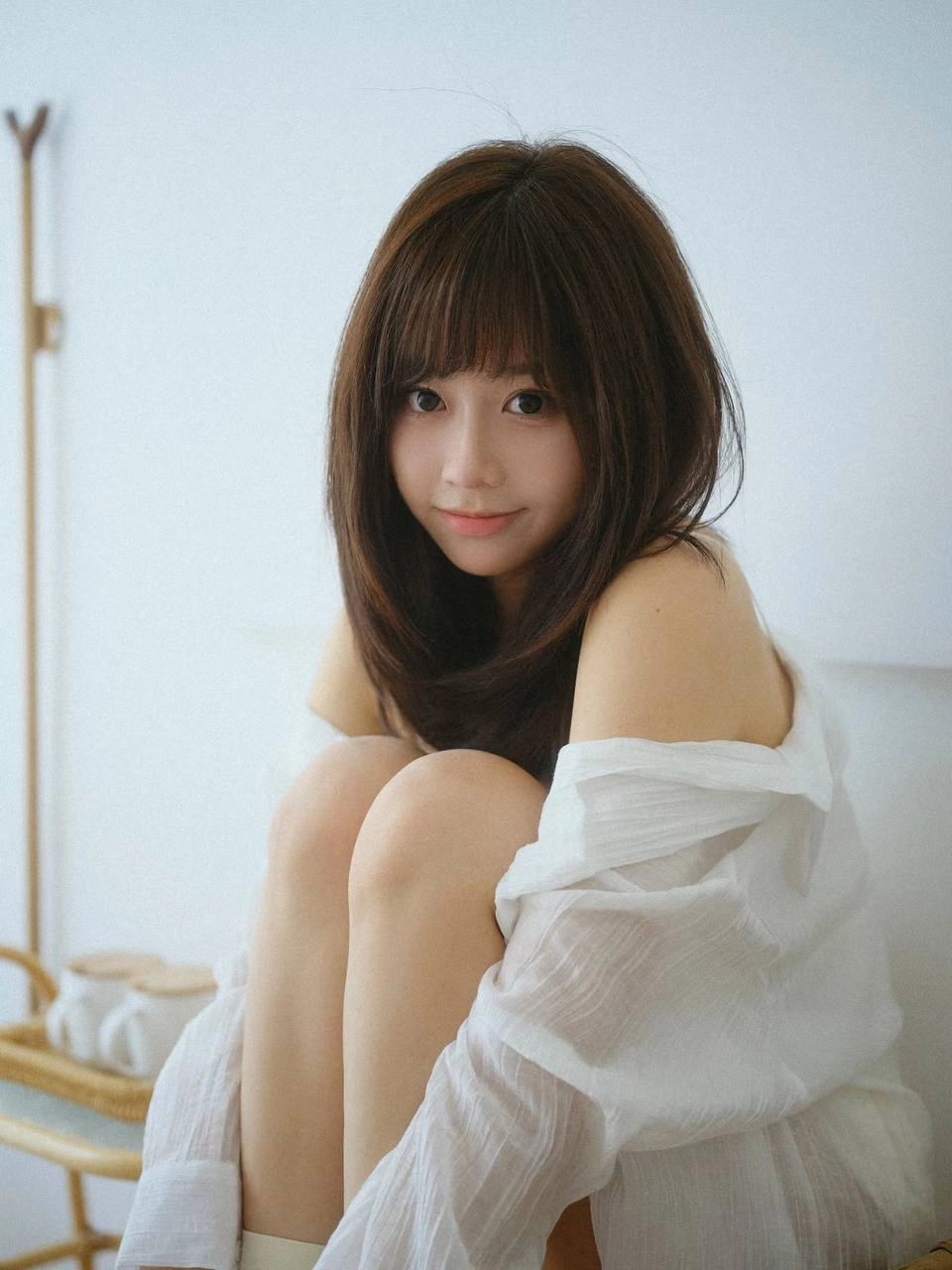 黑发的女人和一件白色的衬衫。