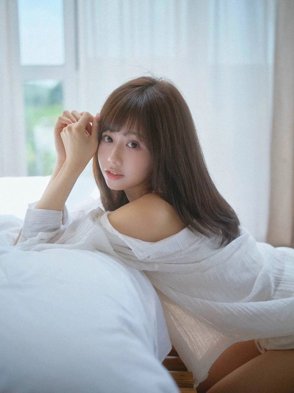 黑发的女人和一件白色的衬衫。