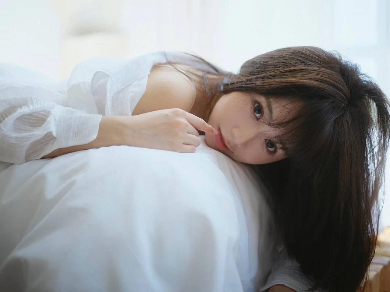 黑发的女人和一件白色的衬衫。