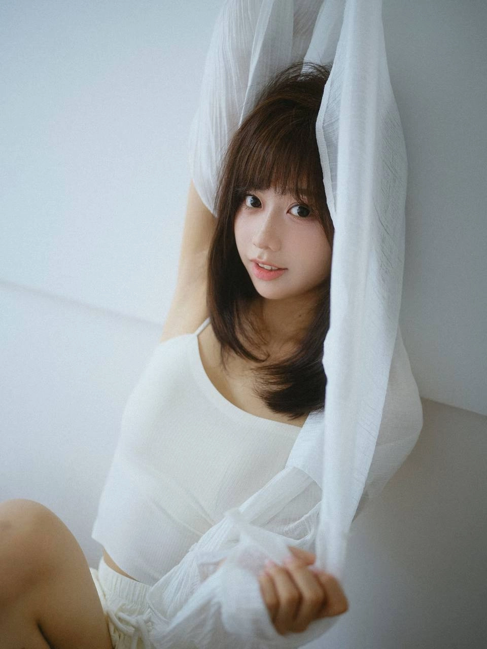 黑发的女人和一件白色的衬衫。