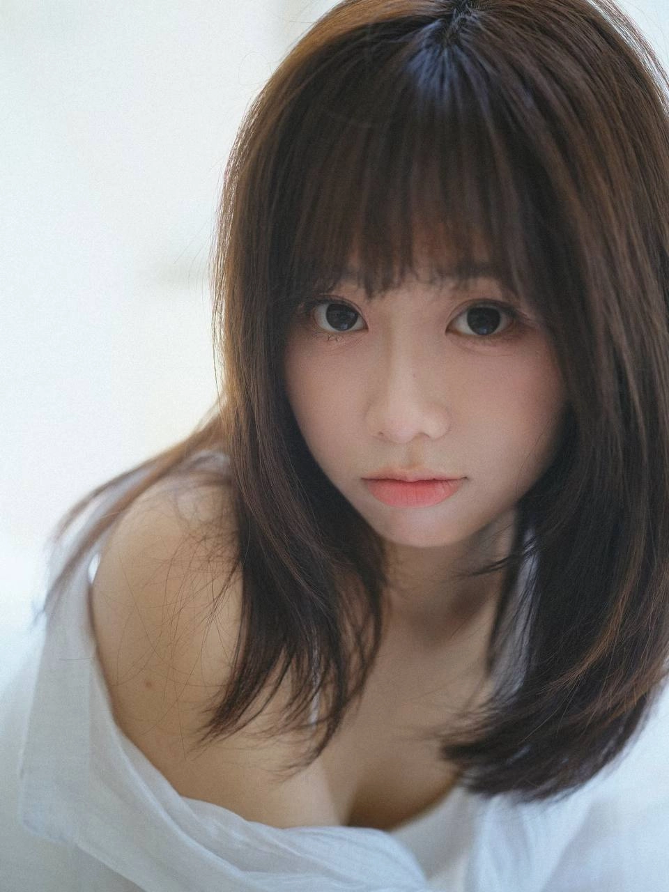 黑发的女人和一件白色的衬衫。