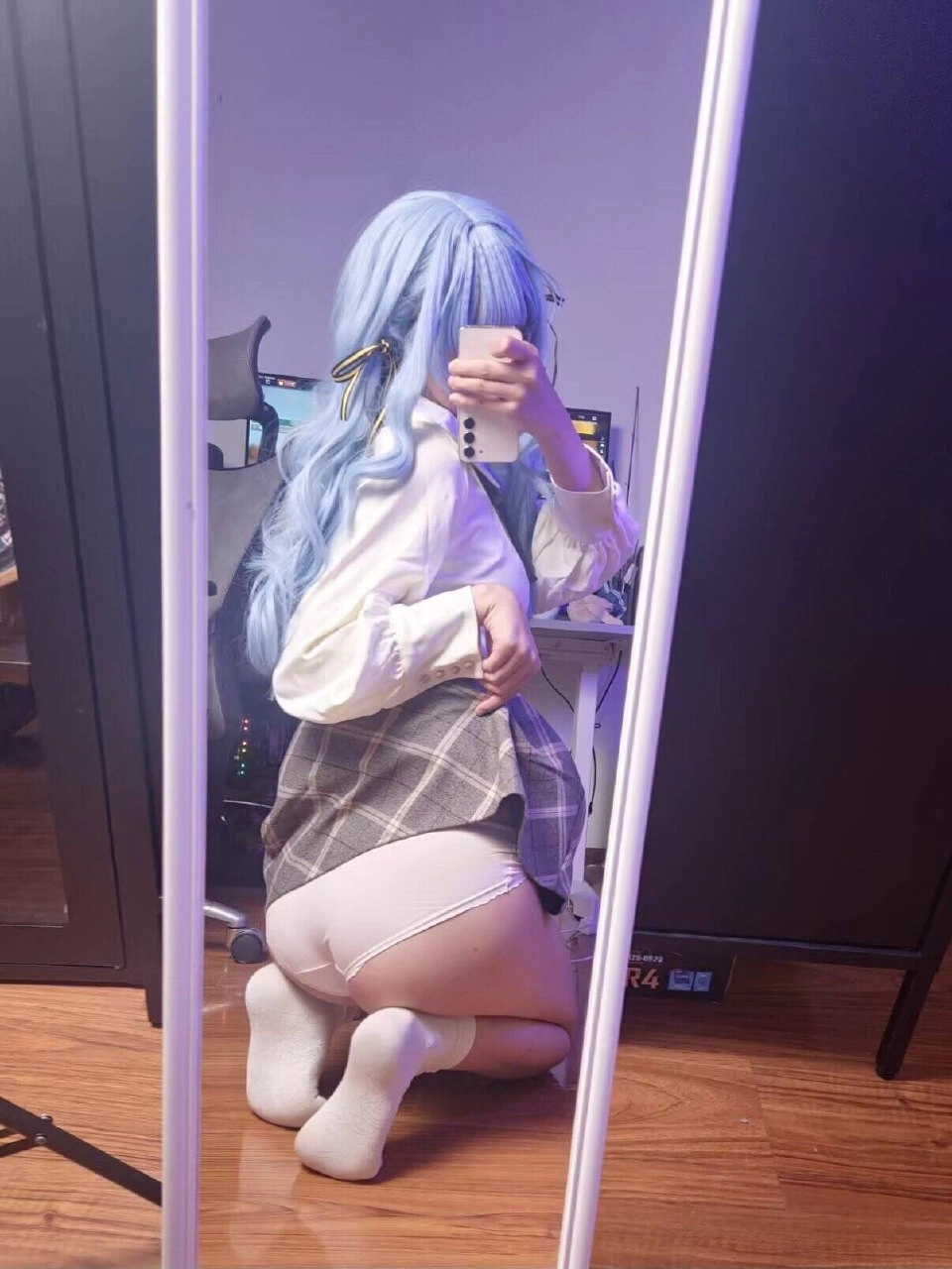 女人在镜子前拍自拍。