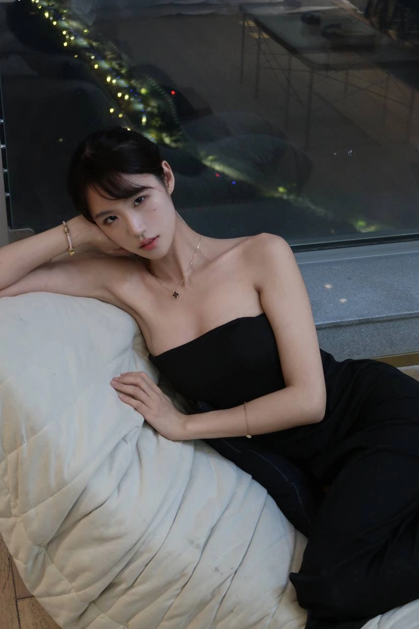 穿着黑色裙子的女人躺在沙发上。