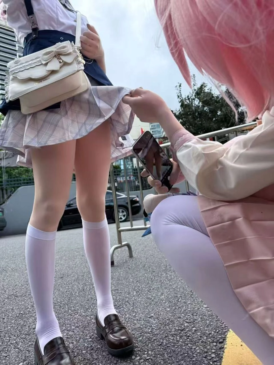 女人向另一个女人展示她的裙子。