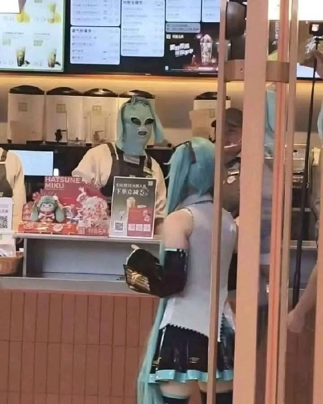 戴着面具的男人和一个穿着白色衬衫的女人站在帐篷前。