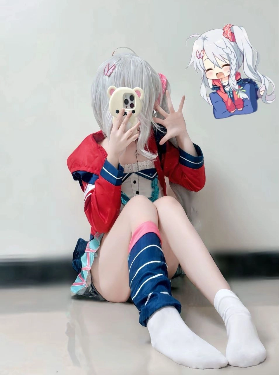 女孩和一只泰迪熊拍自拍。