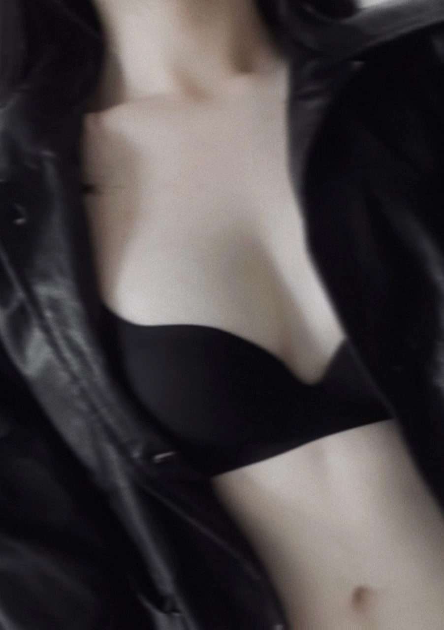 穿着黑色的裤子和夹克的女人。