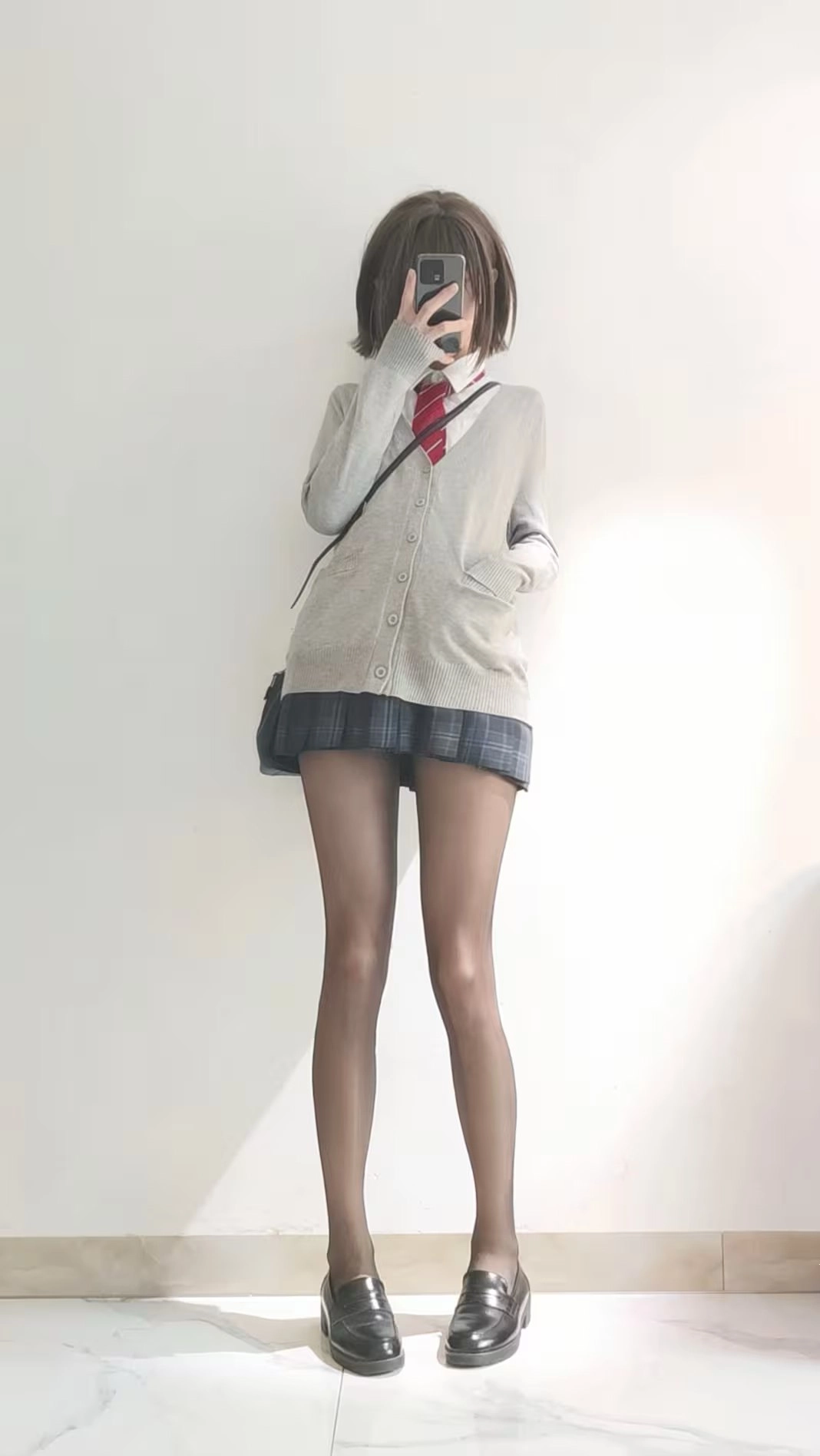 穿着红色衬衫和灰色衬衫的女人。