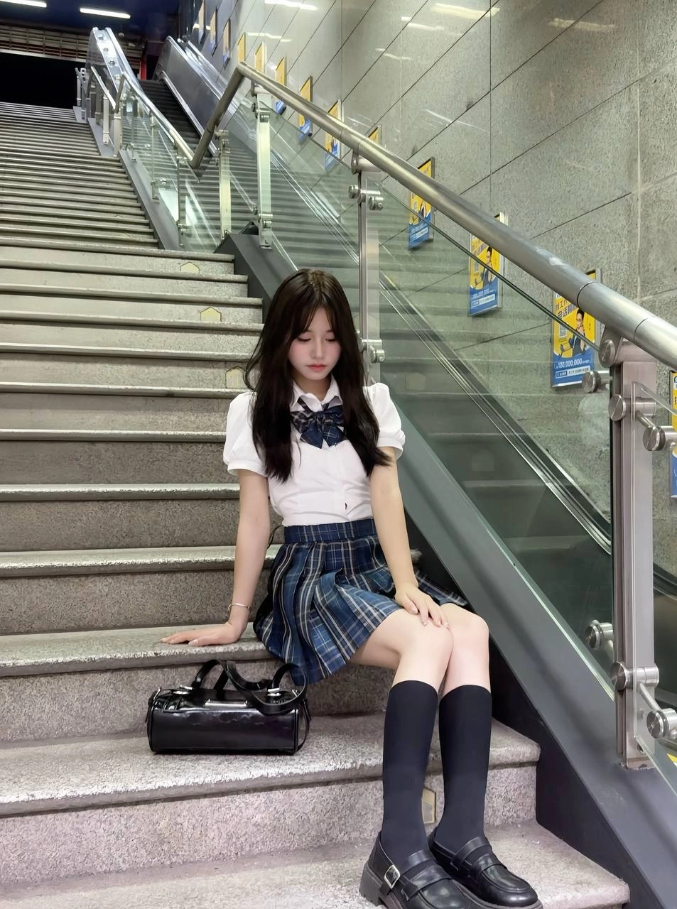 一位穿着裙子和黑靴的女人正在走下楼梯。