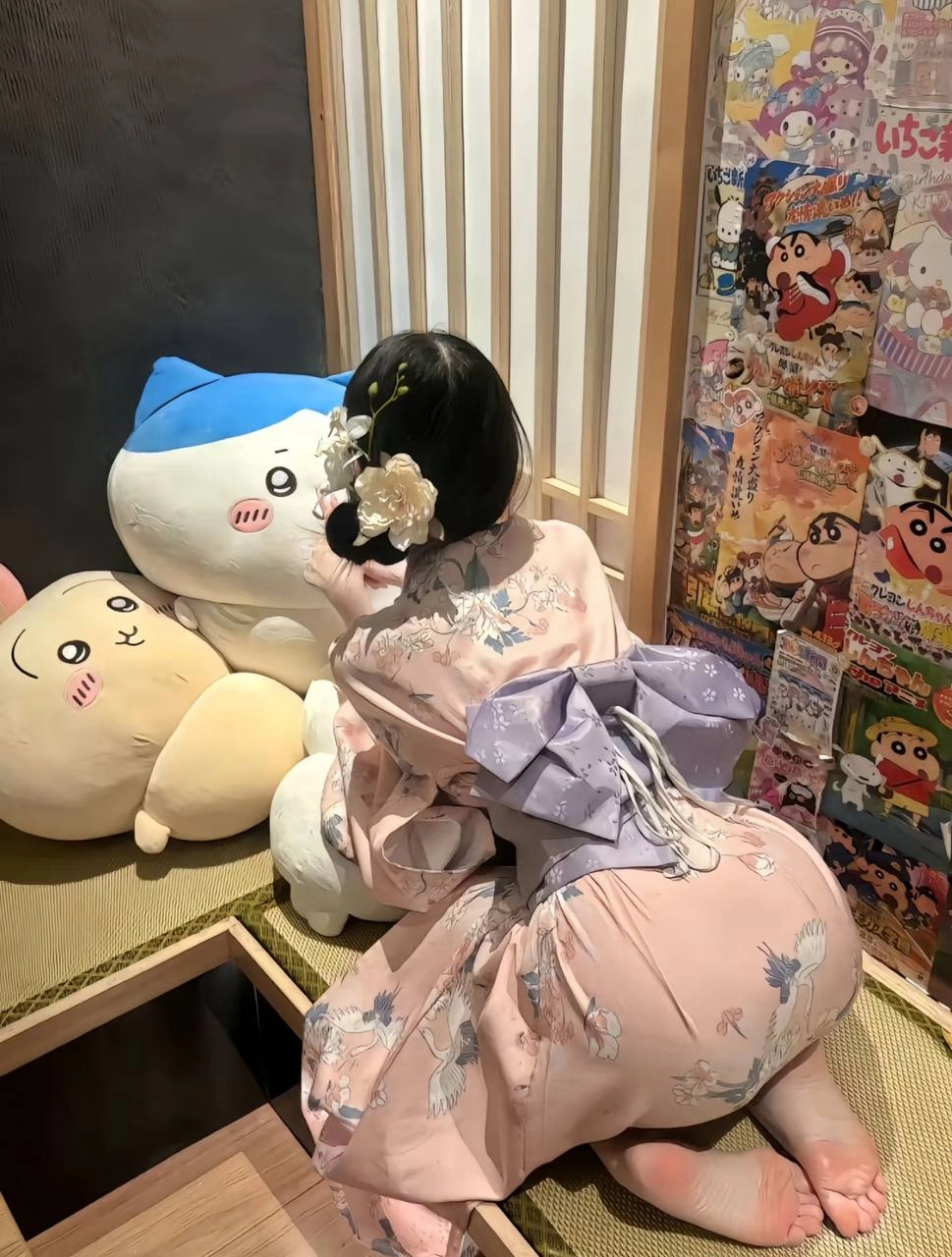 女人穿着吉莫诺和一朵花在她的头发上。