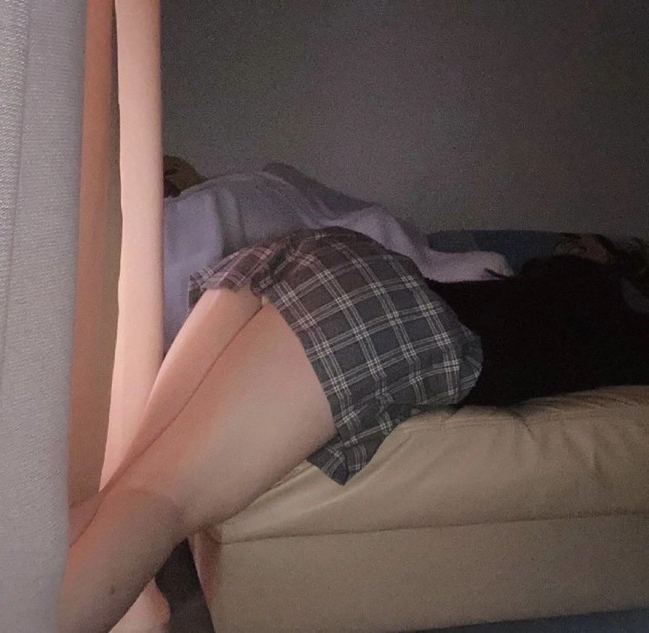 女人躺在沙发上。