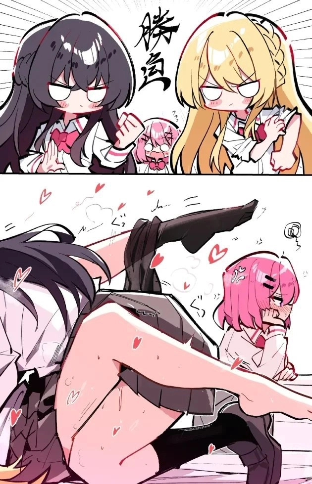 一位戴着眼镜和粉红色的弓的女孩坐在桌子上。