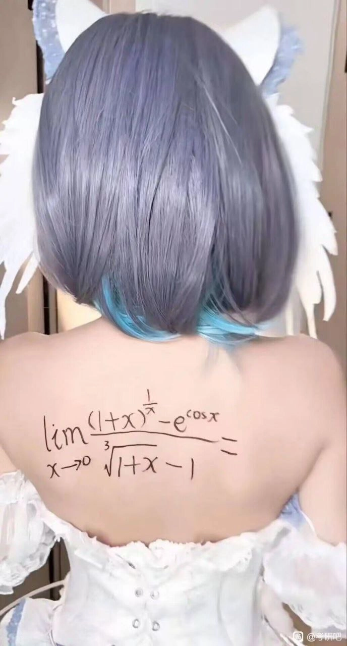 女人背上有数学方程式纹身。