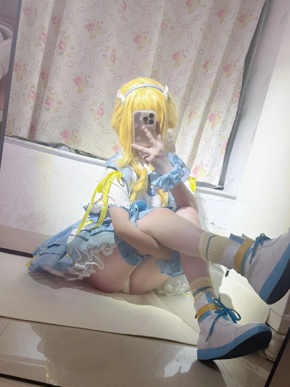 女人穿着裙子拍个自拍。