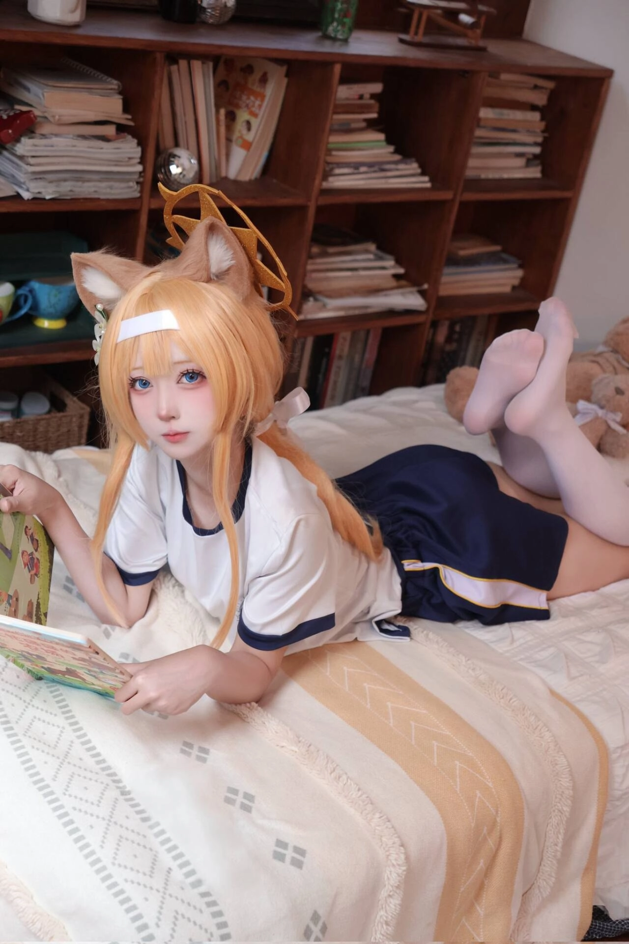 有猫的耳朵的女孩读一本书。