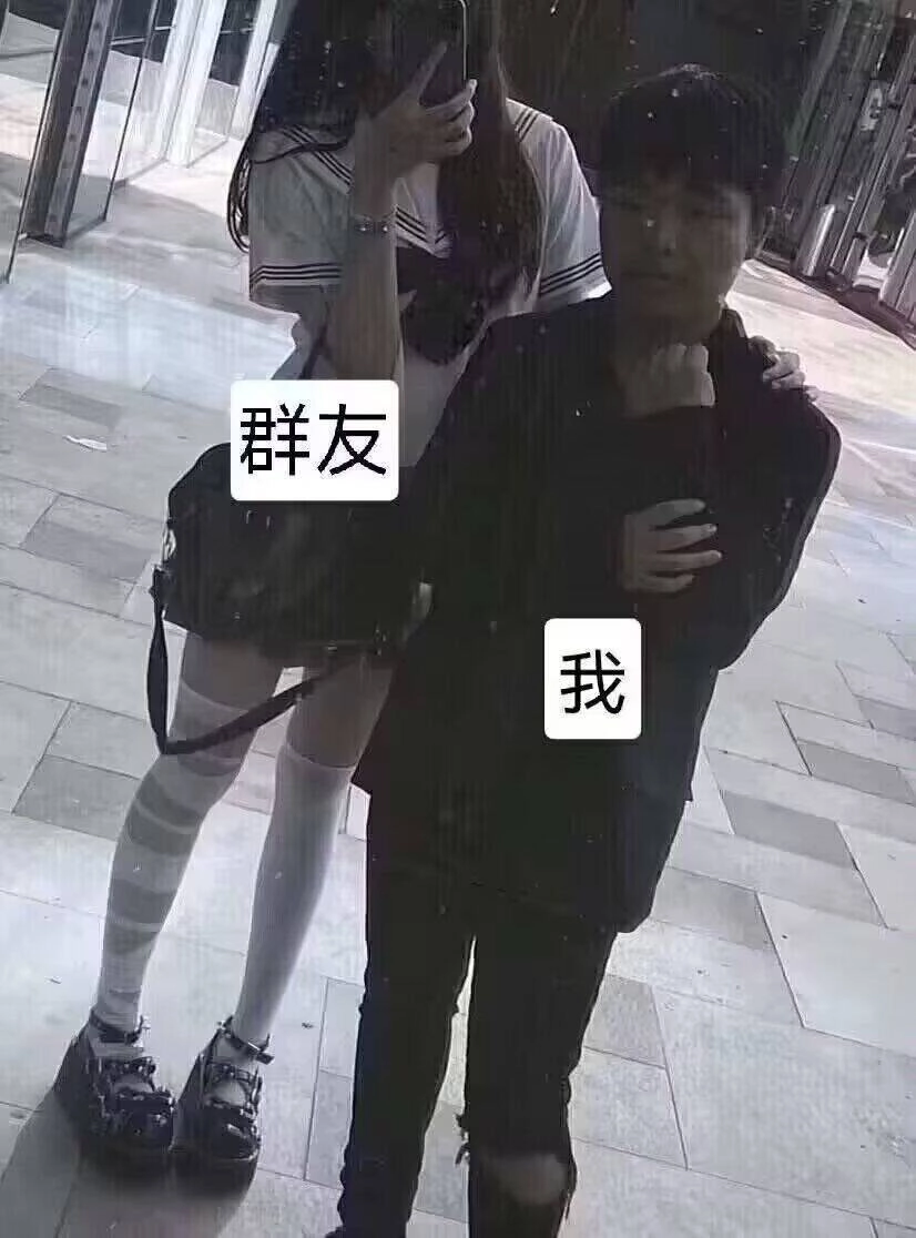 女人和一个男人站在一起。