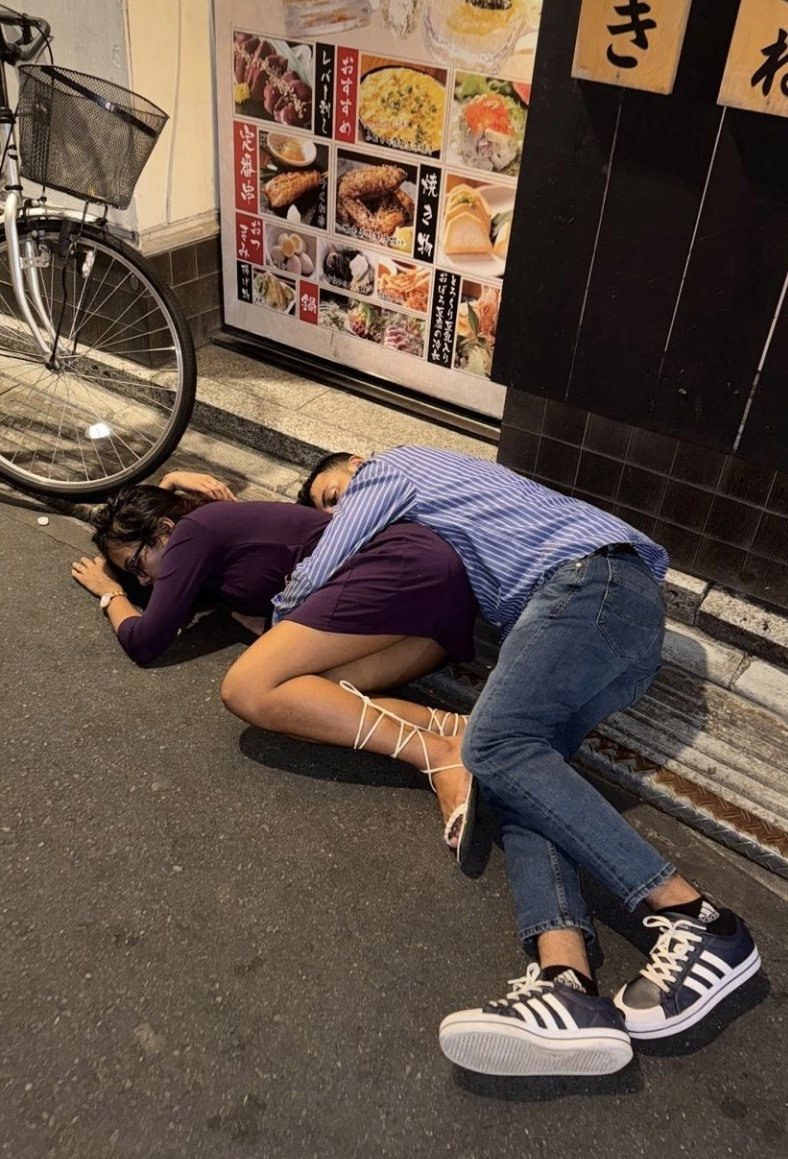 男人和一个女人躺在地上,互相拥抱。