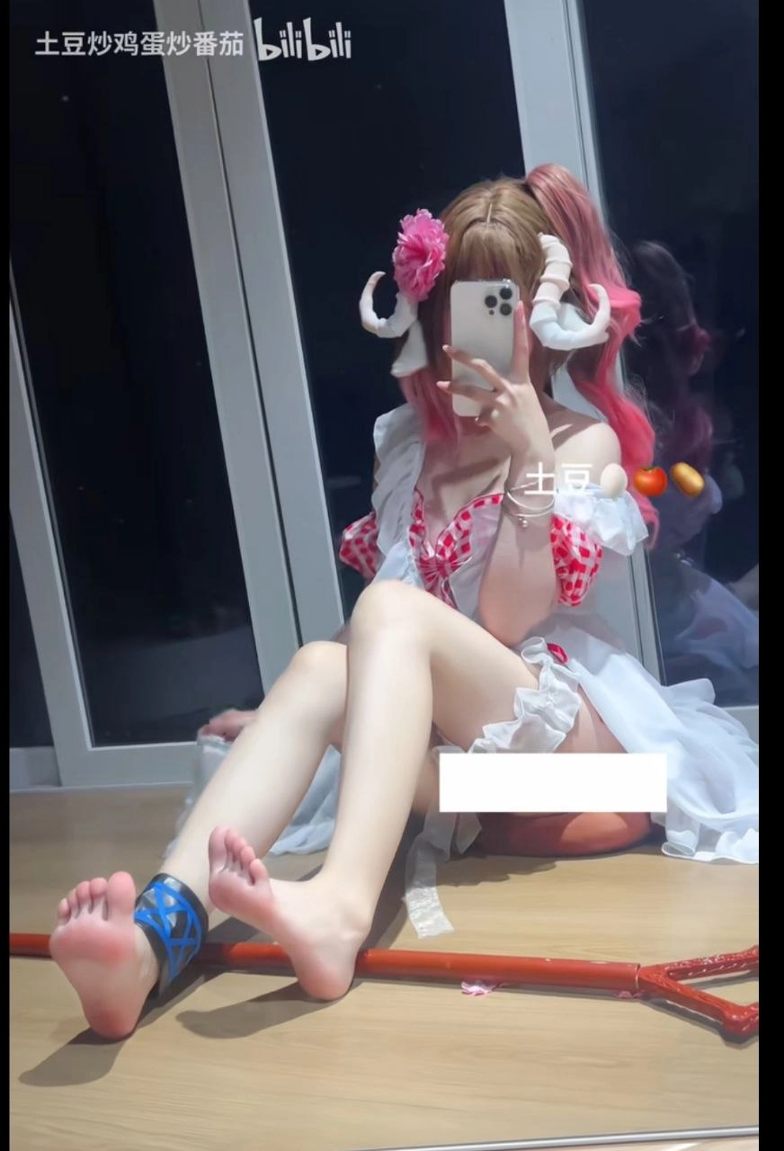 穿着白色衣服的女人正在拍照。