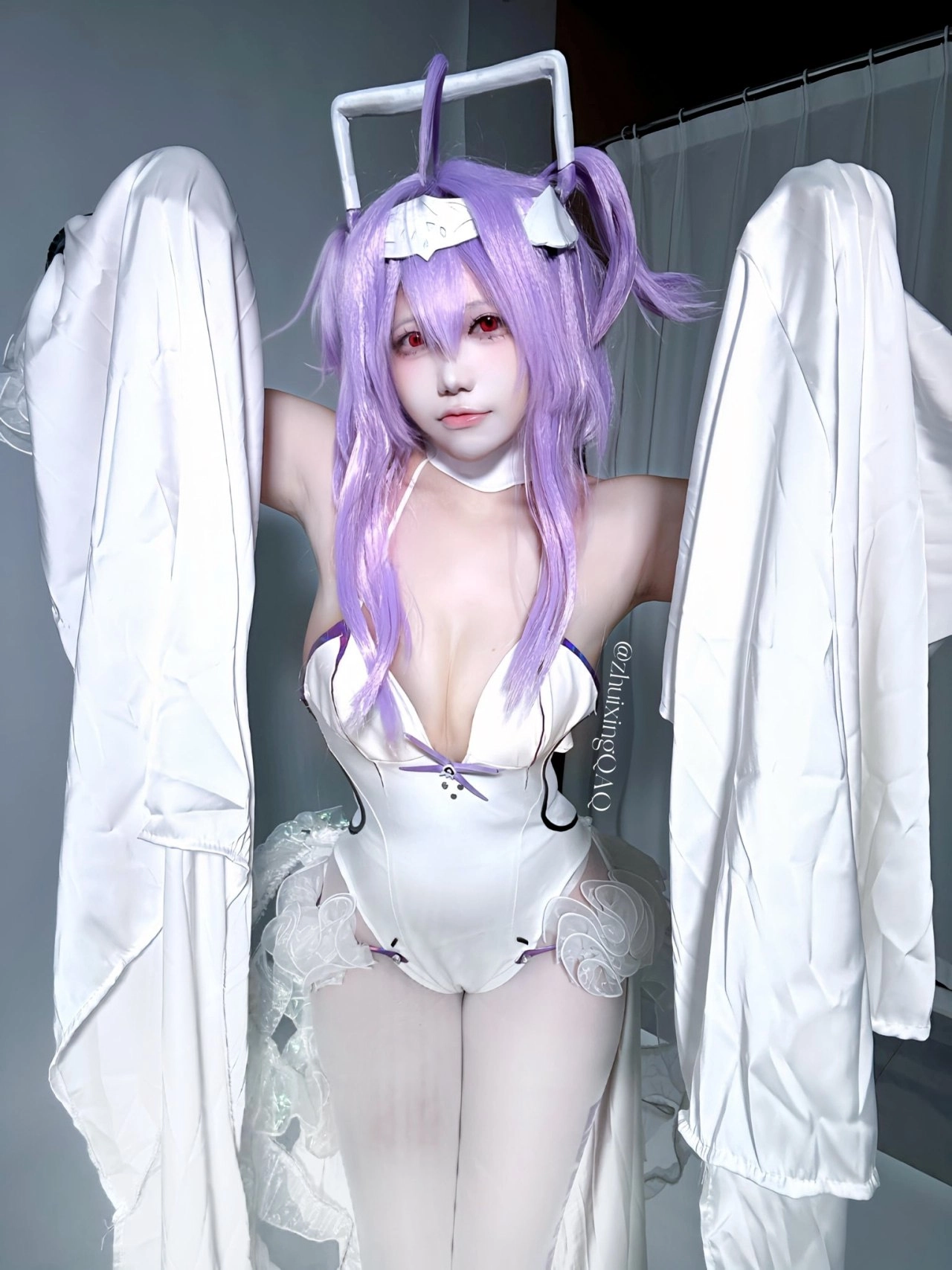 女人穿着一个白色的裙子,一个白色的胡子和白色化妆。