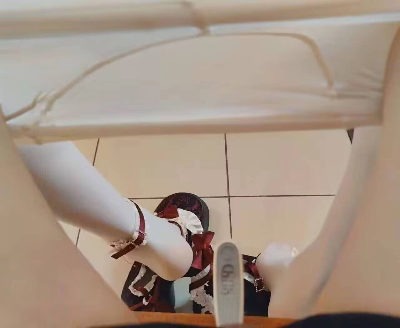 一双白色裤子,背部有标签。