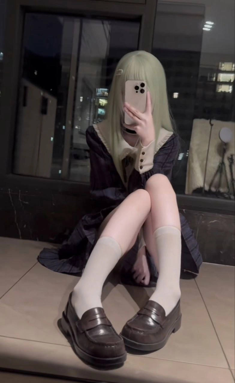 一位穿着黑白裙子的女人拍了一张自拍。