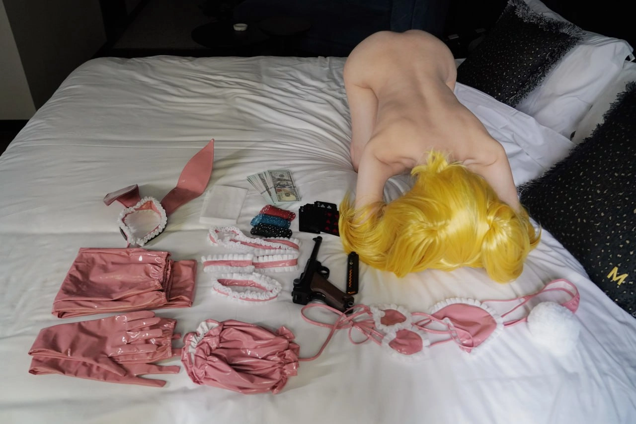 女人躺在床上,带着一把枪和钱。