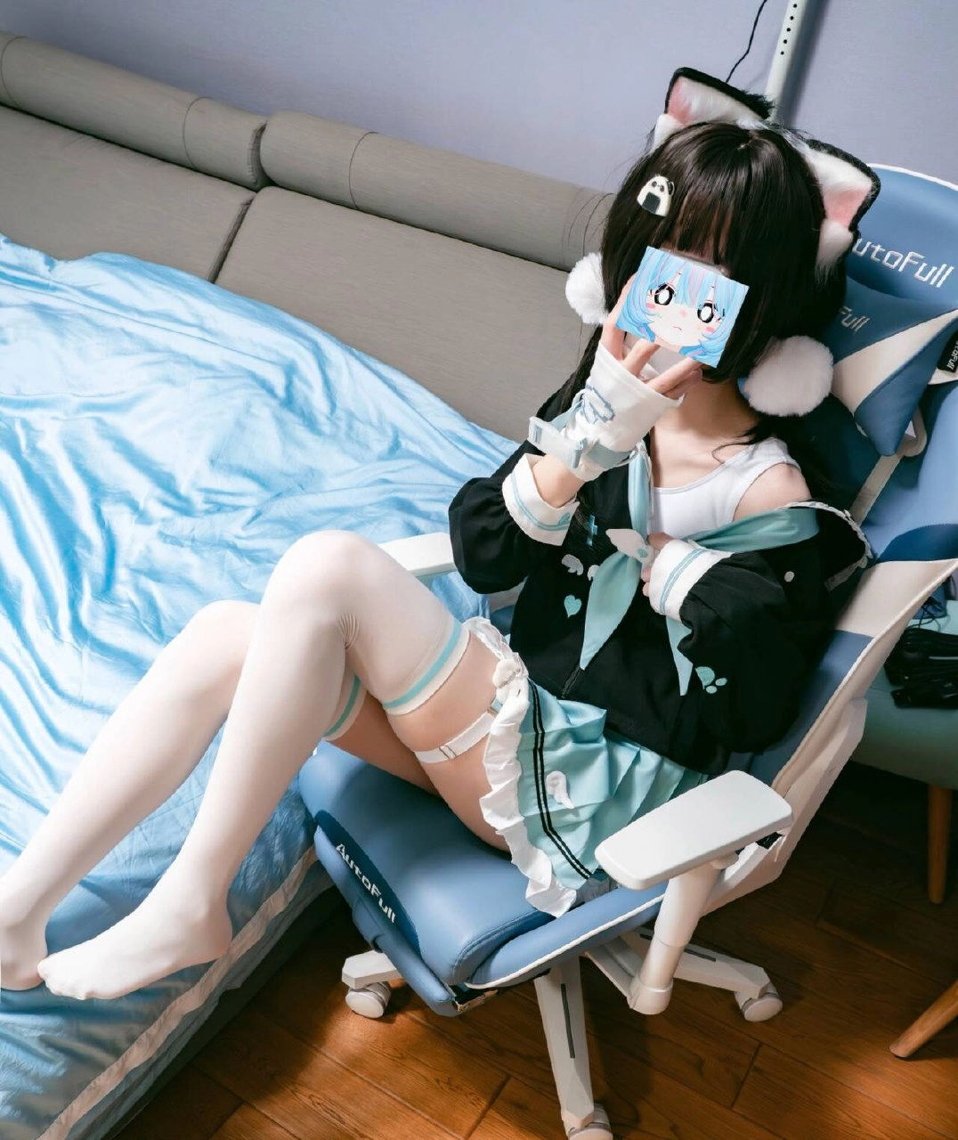 坐在椅子上的女孩拿着手机。